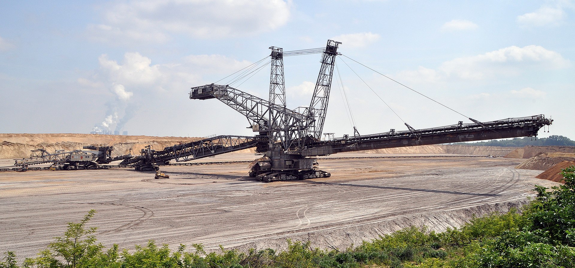 heavy earth mover By Lowcarb23 - Own work, CC BY-SA 4.0, https://commons.wikimedia.org/w/index.php?curid=114344394
